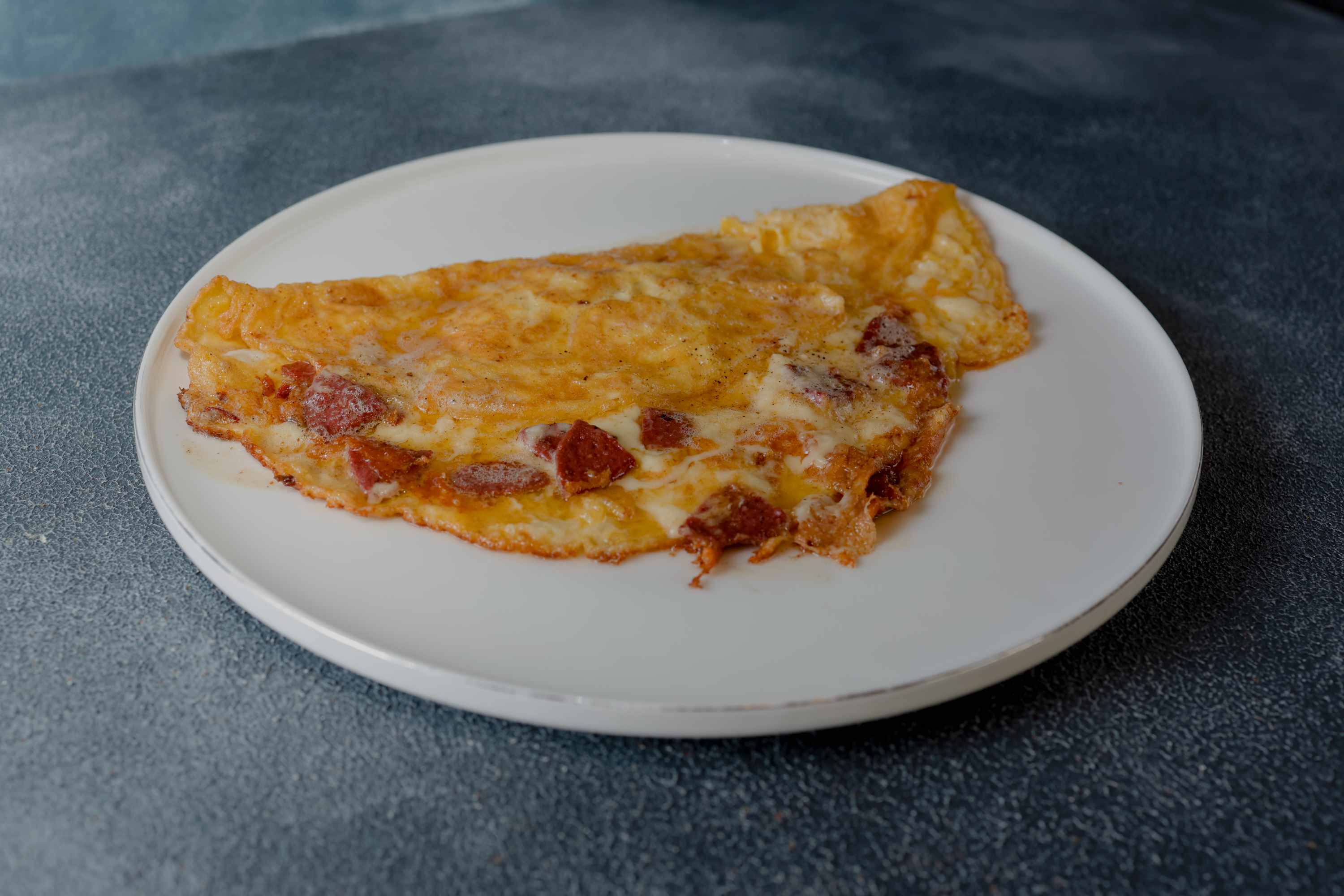 OMLET - SUCUKLU VE KAŞAR PEYNİRLİ