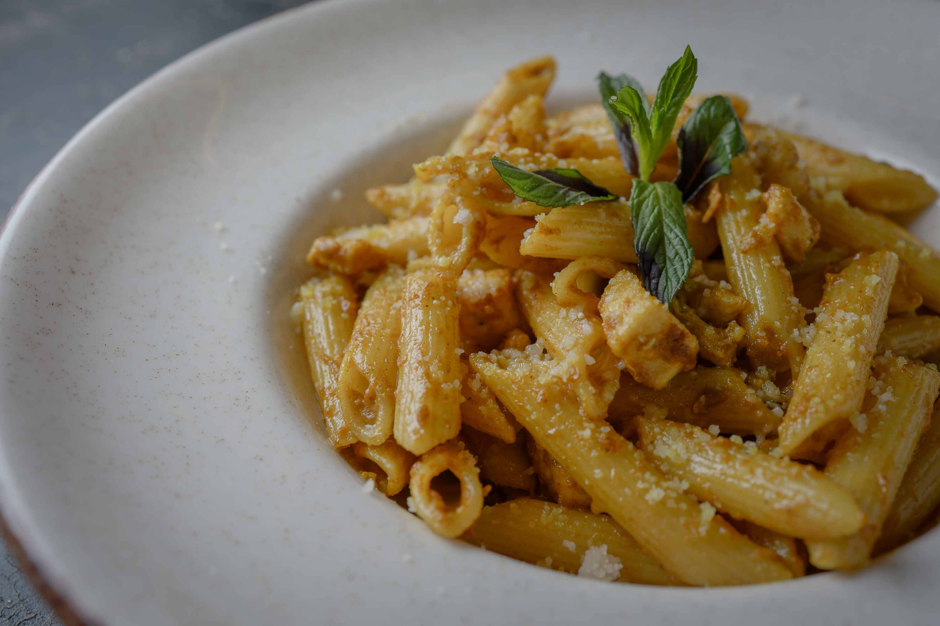 KÖRİ SOSLU TAVUKLU PENNE MAKARNA