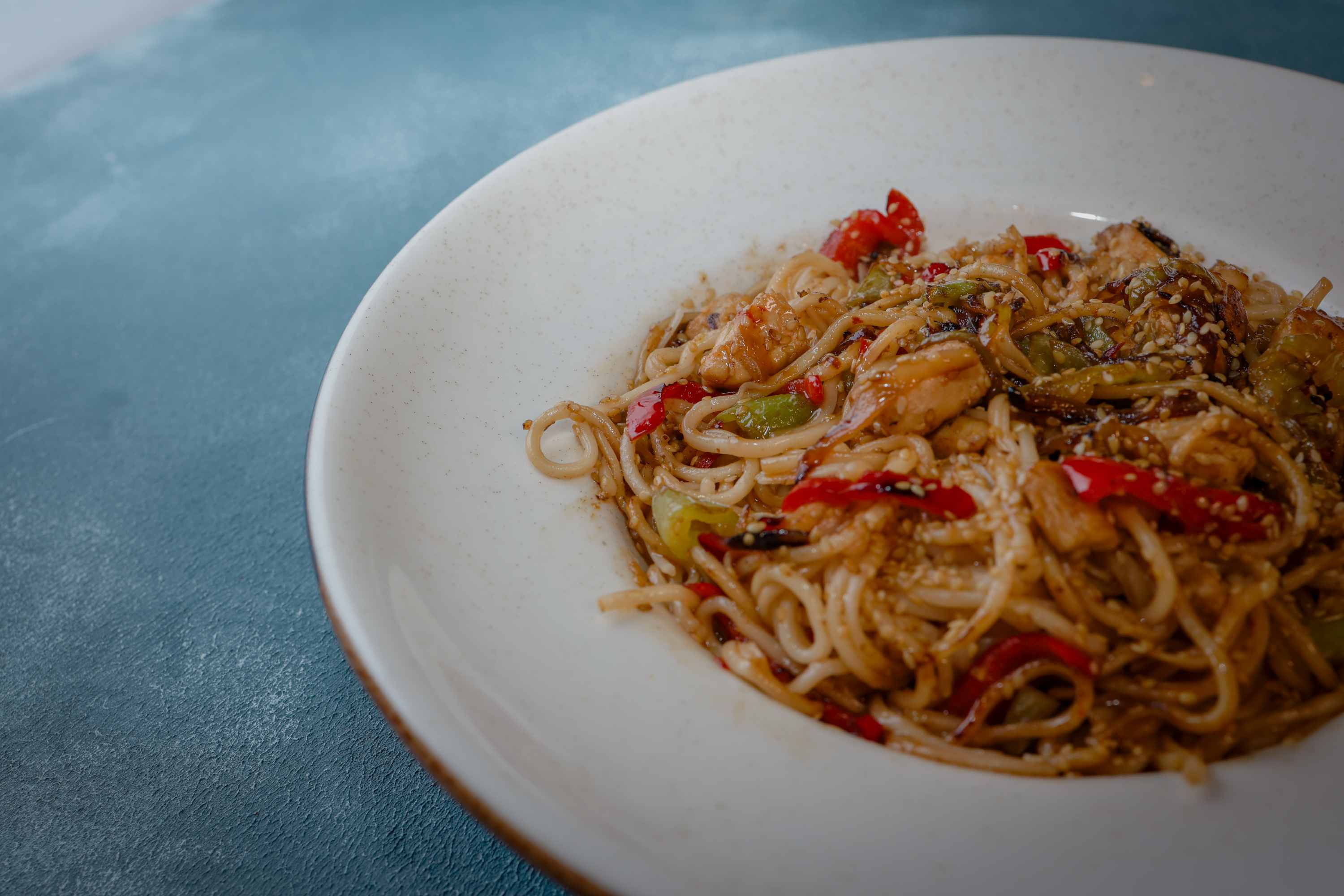 SWEET CHİLLİ SOSLU VE TAVUKLU NOODLE