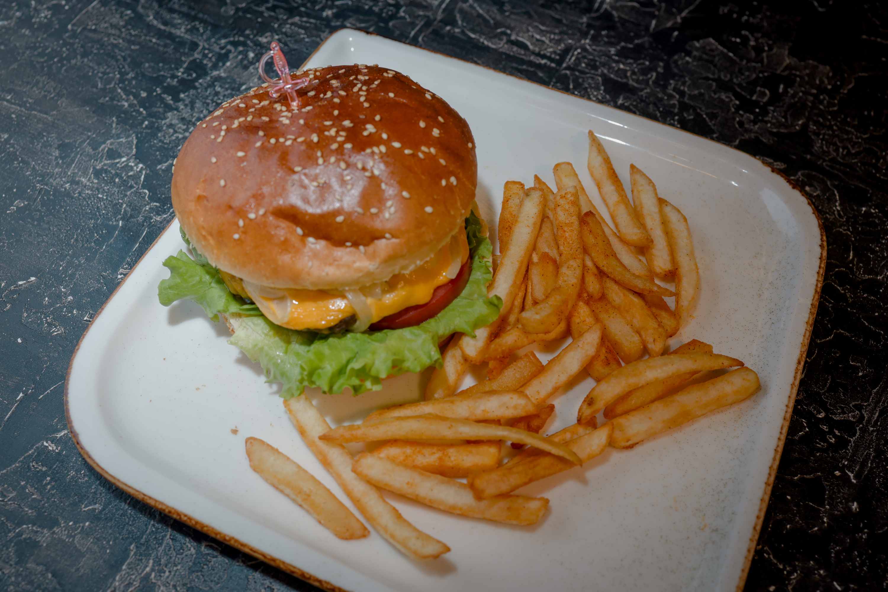 CHEEESE BURGER MENÜ - GURME